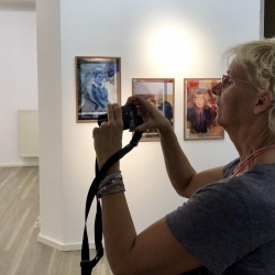In dem Projekt versucht Katrin Jaquet, ihr persönliches Interesse in allgemeingültige Fragen zur Funktionsweise von Familienbildern zu überführen - Wir on Tour bei den Wiesbadener Fototagen - Bild von Robert Seidemann